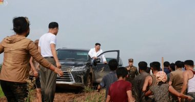 زعيم كوريا الشمالية يزور قرية دمرتها الفيضانات ويأمر بتقديم المساعدات.. صور