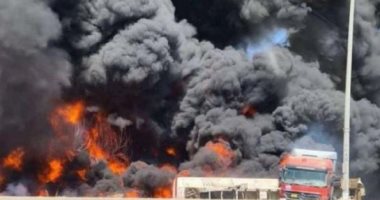 حريق ضخم على طريق الجهراء بالكويت بسبب اشتعال صهريج وقود.. فيديو وصور