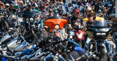 الآلاف يشاركون في مهرجان عشاق الدراجات النارية فى الولايات المتحدة.. فيديو 