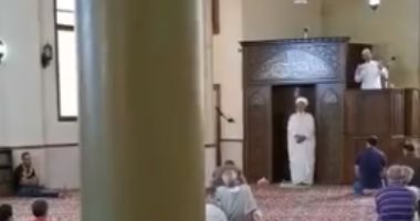 واقعة غريبة.. مسجد واحد وخطبتان مختلفتان (فيديو)