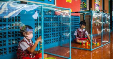 صناديق بلاستيك وكمامات.. إجراءات الوقاية من فيروس كورونا فى مدارس تايلاند