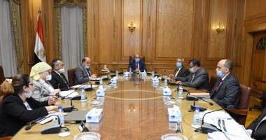 وزير الانتاج الحربى يلتقى عددا من رؤساء شركات الوزارة لمتابعة سير المشروعات 