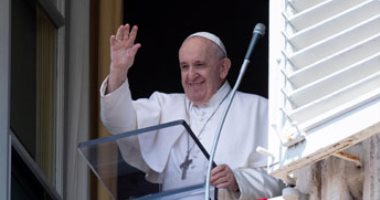 البابا فرنسيس يغادر روما فى مستهل زيارة إلى العراق
