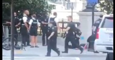 لحظة تعامل الشرطة الأمريكية مع حادث إطلاق النار بمحيط البيت الأبيض.. فيديو