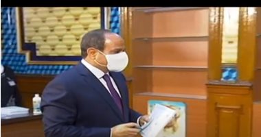 لحظة إدلاء الرئيس السيسي بصوته في انتخابات مجلس الشيوخ.. فيديو
