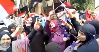 سيدات "فيصل" بالجيزة يحتفلن أمام لجان انتخابات الشيوخ بطريقتهن الخاصة..فيديو