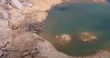 لقطات جوية تظهر حفرة بعمق 43 مترا تسبب فيها انفجار مرفأ بيروت.. فيديو