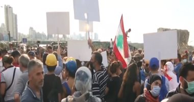 لبنانيون يتظاهرون أمام مدخل مرفأ بيروت بعد أسبوع من الانفجار الكبير 