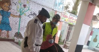 الشرطة تساعد كبار السن للإدلاء بأصواتهم فى انتخابات الشيوخ ببنى سويف
