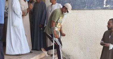 مرشد سياحى يصر على التصويت رغم إصابته بكسر بالقدم غرب الأقصر
