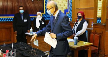 شريف إسماعيل يدلى بصوته بانتخابات الشيوخ بلجنة مصطفى أبو عميرة بمصر الجديدة