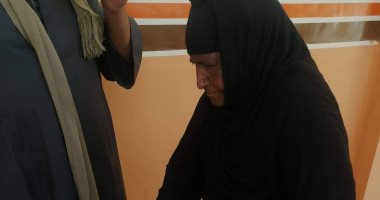 سيدة 81 سنة تحرص على التصويت بانتخابات مجلس الشيوخ بسوهاج