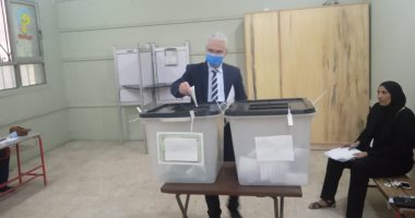 نائب رئيس جامعة طنطا يدلى بصوته فى انتخابات مجلس الشيوخ.. صور