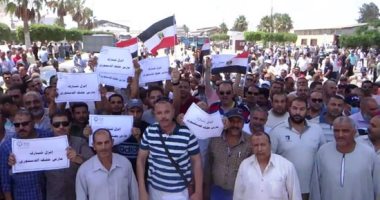 صور.. مئات المواطنين يرفعون لافتات "انزل شارك" وطوابير أمام اللجان بكفر الشيخ