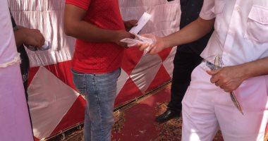 توزيع الكمامات والقفازات الطبية على الناخبين في السلام 