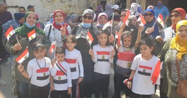 الأطفال يشاركون فى الانتخابات مع أمهاتهم بـ"تيشرتات" علم مصر (صور)