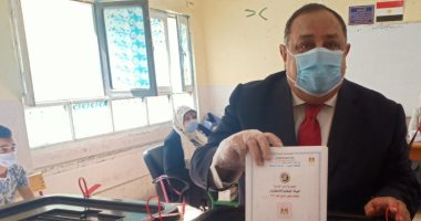 رئيس جامعة حلوان يدلي بصوته في انتخابات مجلس الشيوخ 