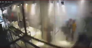 فيديو جديد يظهر لحظة انفجار مرفأ بيروت وإصابة عاملين بمحل ملابس