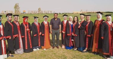 رئيس جامعة أسوان يلتقط صورا تذكارية مع طلاب العلوم أثناء التخرج.. صور