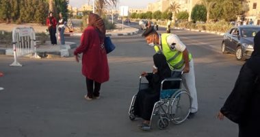 الشرطة تساعد كبار السن للإدلاء بأصواتهم فى جنوب سيناء.. صور