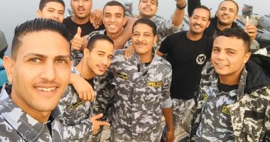 كلنا جيش مصر.. بيشوى من المنيا يشارك بصورته مع زملائه بزى الخدمة العسكرية