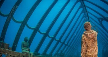 أول متحف فنى تحت الماء فى أستراليا.. يسمح للزائرين بالسباحة بين المعروضات