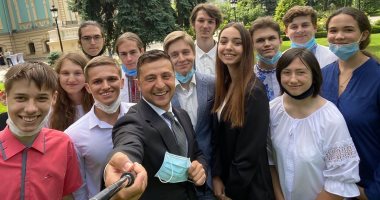 رئيس أوكرانيا فى "سيلفى" مع الطلبة المتفوقين: أذكياء ويدركون أهمية المعرفة