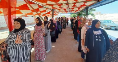 سيدات 15 مايو يتقدمن صفوف الناخبين بالشيوخ فى لجنة مدرسة أحمد زويل