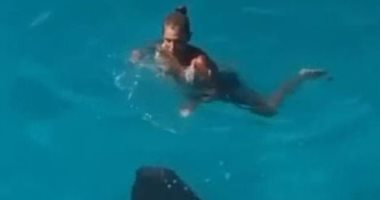 فيديو يحبس الأنفاس لسمكة قرش تقترب من فتاة خلال السباحة فى ميامى