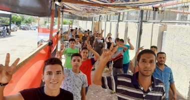 صور.. شباب 15 مايو يشيرون بعلامات النصر أمام لجان انتخابات مجلس الشيوخ
