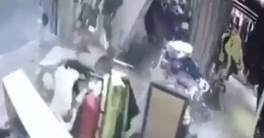 لحظات مرعبة بعد تهشم زجاج محل فى وجه فتاتين لحظة انفجار بيروت.. فيديو