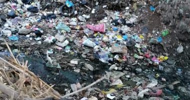 سيبها علينا .. شكوى من انتشار القمامة بترعة  بقرية عشما بالمنوفية