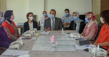 صور.. محافظ الإسكندرية يجتمع بغرفة عمليات تلقى الاستفسارات حول فيروس كورونا