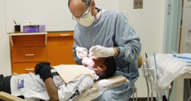 الصحة العالمية توصى بتأجيل زيارة طبيب الأسنان إلا للضرورة