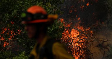 حرائق الغابات تدمر مئات المنازل بمدينة كاليفورنيا الأمريكية