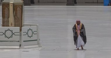شاهد.. الشيخ سعود الشريم يسير وحيدا فى المسجد الحرام.. صور