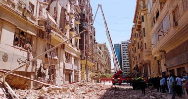 انهيار عقار فى شارع قصر النيل ومحافظ القاهرة ينتقل لموقع الانهيار.. فيديو وصور