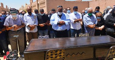 محمد فؤاد المهندس يؤم صلاة الجنازة على الفنانة الراحلة شويكار