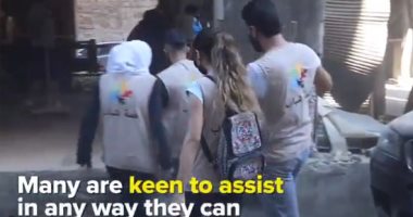 اللاجئون فى لبنان يشاركون فى تنظيف آثار انفجار مرفأ بيروت (فيديو)