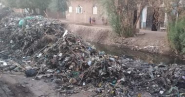 سيبها علينا.. شكوى من انتشار القمامة ومخلفات صرف بقرية ساقية أبوسقير بسوهاج