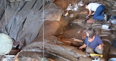 اكتشاف سرير من العصر الحجرى فى كهف بجنوب أفريقيا عمره 200 ألف عام.. صور