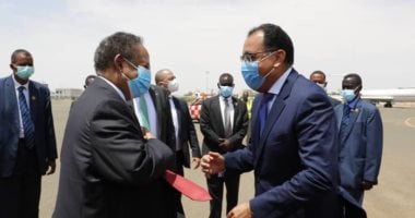 رئيس الوزراء السودانى يستقبل مصطفى مدبولى بمطار الخرطوم 