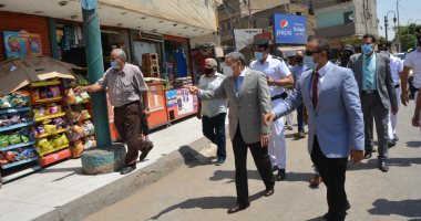 صور.. محافظ المنيا يقود حملة لإزالة الاشغالات.. ويؤكد: الرصيف حق للمواطن