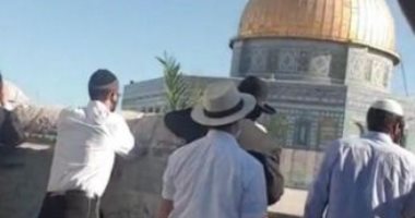 مستوطنون يضعون شمعدانا يهوديا فوق مسجد.. والأوقاف الفلسطينية تستنكر