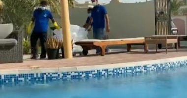 شركة إماراتية توزع ثلج على منازل دبى لتبريد مياه حمامات السباحة.. فيديو