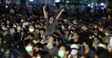 آلاف التايلانديين يتحدون حظرا على الاحتجاجات في بانكوك