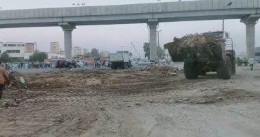 صور.. إزالة سوق عشوائى بجوار محطة مترو النزهة الجديدة بالقاهرة