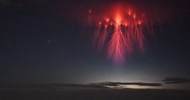مصور يرصد "قناديل البحر" الحمراء فى سماء أمريكا أثناء عاصفة