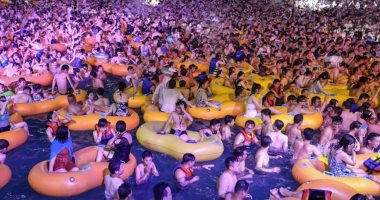 صور صادمة لآلاف الصينين في حمام السباحة بمدينة ووهان دون تدابير احترازية