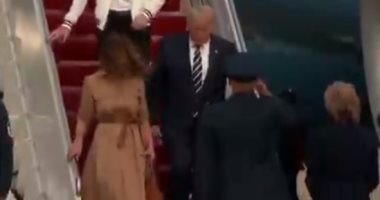 فيديو.. ميلانيا ترامب تمتنع عن مسك يد زوجها فى لقطة جديدة